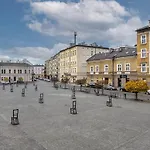 Studio 25 - Ghetto Heroes Square